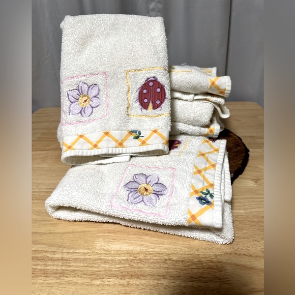 White Decor Bath Towel Set of 4 - Picture 1 of 7